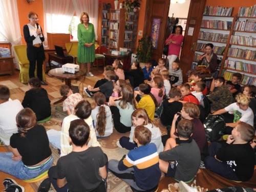 Zdjęcie z wydarzenia o nazwie Festiwal Książki Dziecięcej w Pruszczu Gdańskim, na zdjęciu dzieci podczas zajęć.